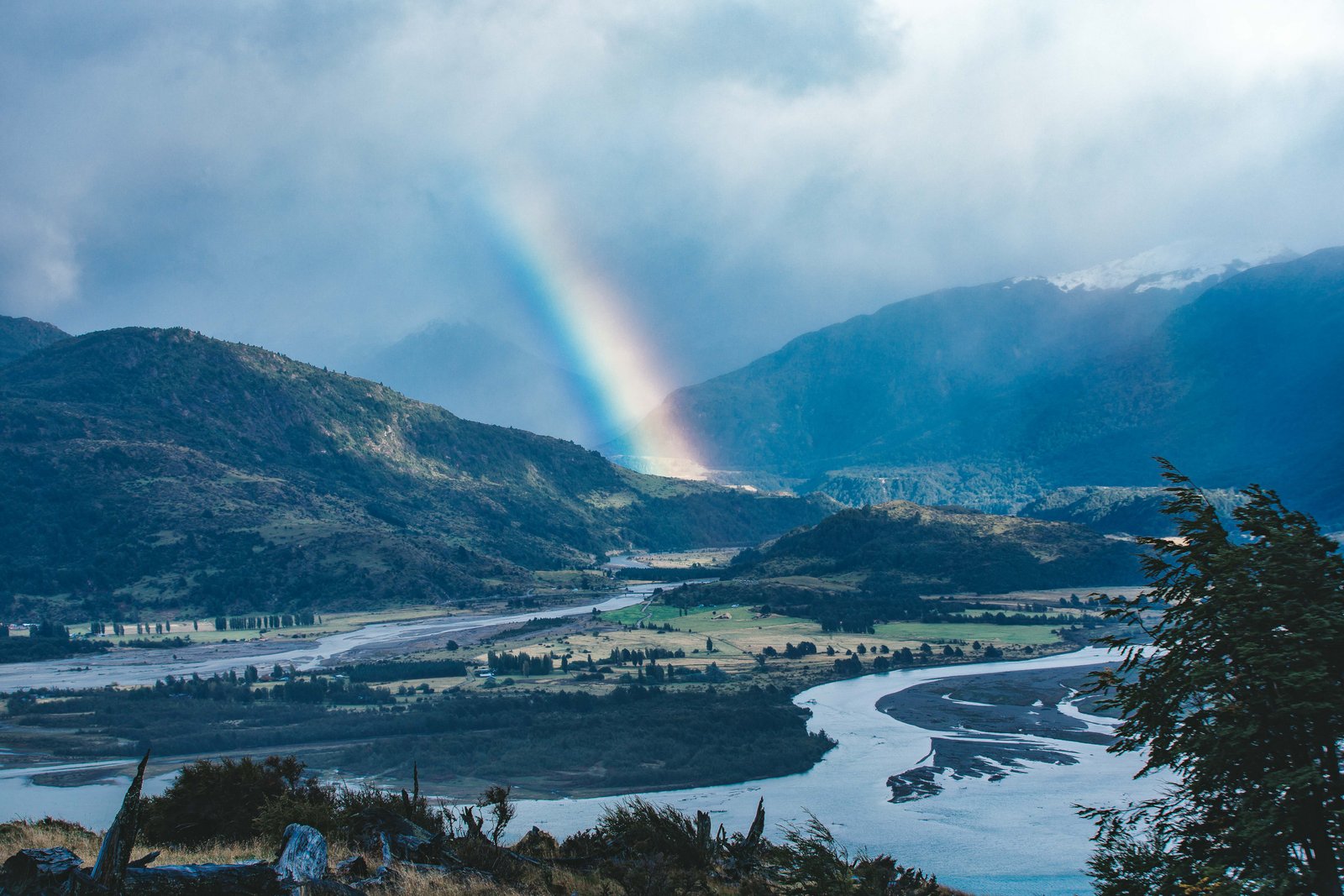 Arco-íris no vale · Carretera Austral